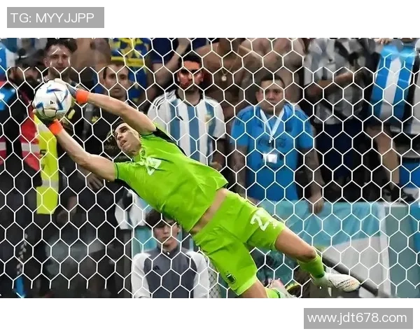 利桑德罗·马丁内斯挨近复出，曼联做出令人意外的决议